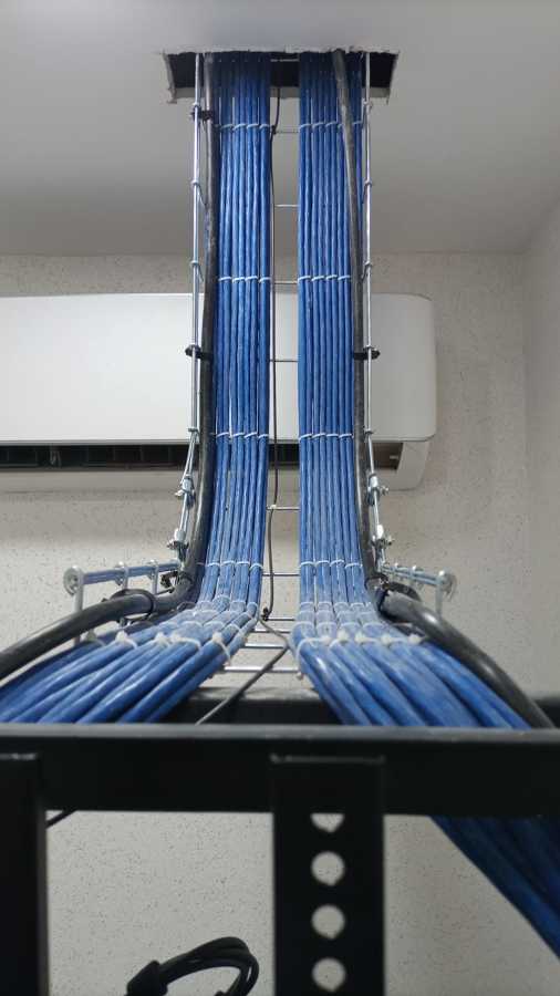Instalación de cableado estructurado Ethernet en bandeja vertical